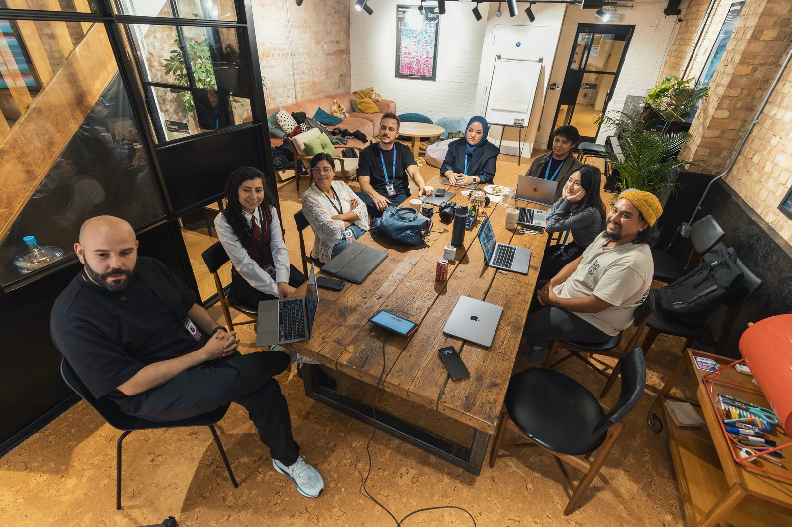 L'équipe VendrNova en train de collaborer autour d'une table